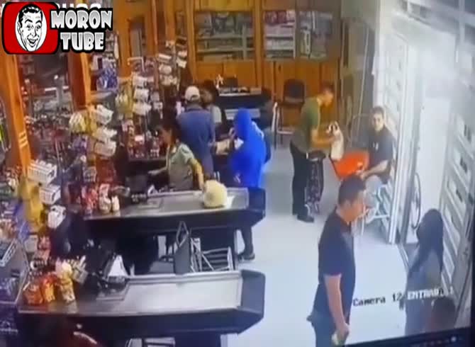 Video: In a convenience shop, a man fires at random (Warning - frightening)